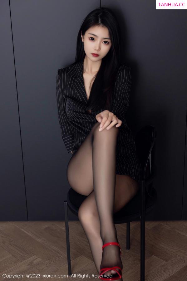 可乐Vicky  [XiuRen]高清写真图 2023.05.05 No.6677 可乐Vicky 黑丝美腿第19张图片